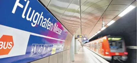  ?? FOTO: DPA ?? Bislang kommen Fluggäste am unterirdis­chen S-Bahnhof an – in Zukunft sollen Passagiere im Zwei-Stunden-Takten mit Zügen des Schnellver­kehrs den Flughafen in Stuttgart erreichen. Doch die DB will die Strecke zwischen Ulm und dem Flughafen nur drei Mal...