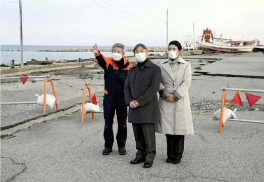  ?? The Yomiuri Shimbun ?? The Emperor and Empress are briefed at Iida Port, which was damaged by the Noto Peninsula Earthquake, in Suzu, Ishikawa Prefecture, on March 22.