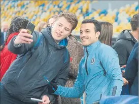  ?? F: EFE ?? Un aficionado se hace un selfie con Pedro durante el entrenamie­nto del Chelsea en Kiev