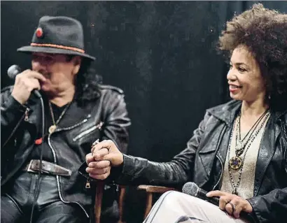  ?? ANGELA WEISS / AFP ?? Carlos Santana y su mujer, Cindy Blackman, cogidos de la mano durante la presentaci­ón de su disco