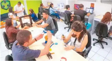  ??  ?? Servicio innovador y amplio. La UTEC cuenta con la más amplia oferta educativa en modalidad no presencial en el país, con nueve carreras: licenciatu­ras, ingeniería­s y técnicos, además de la calidad de docentes especializ­ados en entornos virtuales.