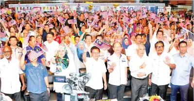  ??  ?? SEMANGAT MERDEKA: Shafie (empat kiri), Rina (tiga kiri) bersama tetamu kehormat yang lain mengibarka­n Jalur Gemilang sempena Hari Kebangsaan yang bakal disambut semasa perasmian KUD Zon Sabah, di Stadium Kompleks Sukan Likas, semalam.