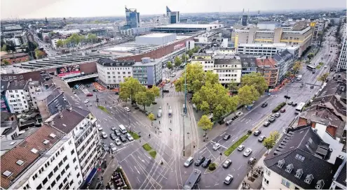  ??  ?? Der Worringer Platz hat auch nach seiner Umgestaltu­ng 2004 nicht an Attraktivi­tät gewonnen.