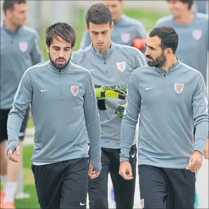  ?? FOTO: AIOL ?? En Lezama Beñat, junto a Balenziaga con Kepa por detrás en el entrenamie­nto celebrado ayer a la mañana