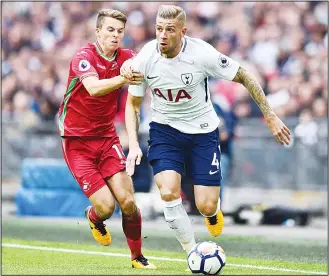  ??  ?? Swansea City’s English midfielder Tom Carroll (left), vies with Tottenham Hotspur’s Belgian defender Toby Alderweire­ld during the English Premier League football match between Tottenham Hotspur and Swansea City at
Wembley Stadium in London, on Sept...