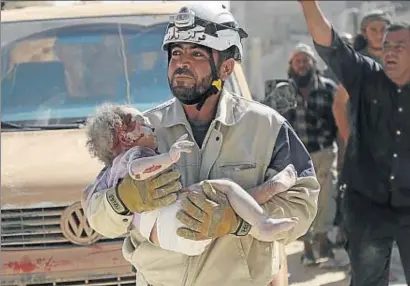  ?? KHALIL ASHAWI / REUTERS ?? Un niño herido en un bombardeo del ejército sirio en la población de Marshamsha