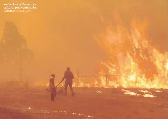  ?? FOTO: AGENCIAUNO ?? Vecinos de Empedrado trabajan para contener las llamas.