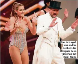  ??  ?? Ihm ist’s egal, was andere denken: der Designer beim Tänzchen mit Heidi Klum.