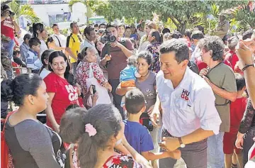  ??  ?? En Soyapango. El candidato Hugo Martínez realizó ayer una visita a Soyapango, donde reafirmó su compromiso por mantener los programas sociales.