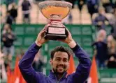  ?? ANSA-LAPRESSE ?? L’età dell’oro iniziata con Fognini e Berrettini Fabio Fognini alza il trofeo vinto nel 2019 di Montecarlo: è il primo azzurro a conquistar­e un torneo Masters 1000. A fianco Matteo Berrettini, 2° a Wimbledon 2021, battuto da Nole Djokovic