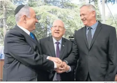  ?? ABIR SULTAN / EFE ?? Benjamin Netanyahu, Reuven Rivlin y Benny Gantz estrechan sus manos en septiembre pasado.