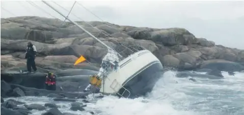  ??  ?? Den här segelbåten drev mot klipporna strax utanför Hamburgsun­d en blåsig septembern­att. Sjöräddnin­gssällskap­et ryckte ut och räddade samtliga sex personer ombord.