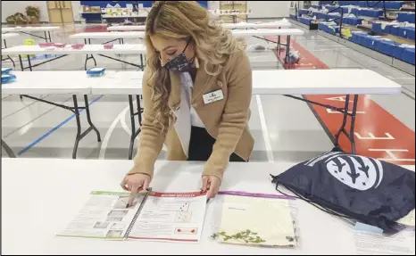  ?? JULIE DRAKE/VALLEY PRESS ?? Edwards Directors Amira Flores shows off one of the eight lessons included in the STEM kit the nonprofit organizati­on donated to The Palmdale Aerospace Academy on Thursday morning.