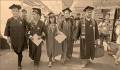  ?? Foto: ap ?? Estudiante­s mexicanos protestan en Nogales, el 1 de agosto de 2013, por haber sido deportados desde Estados Unidos.