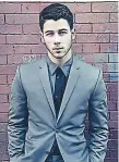  ??  ?? Nick Jonas. Fue descubiert­o por un agente cuando cantaba en el salón de belleza mientras acompañaba a su mamá, que se estaba arreglando el pelo.