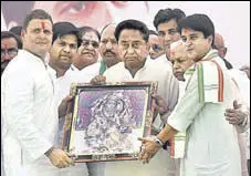  ?? MUJEEB FARUQUI/ HT PHOTO ?? Congress president Rahul Gandhi with state unit chief Kamal Nath and campaign committee head Jyotiradit­ya Scindia, during a public meeting in Datia on Monday.
