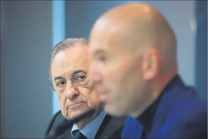  ?? FOTO: GETTY ?? Florentino Pérez y Zidane tienen pendiente una conversaci­ón en la que se decidirá el futuro del banquillo del Real Madrid