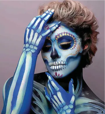  ?? FOTO: MARTÍN SBK / DPA ?? Zum sogenannte­n Tag der Toten verkleiden und schminken sich manche Menschen in Mexiko, etwa als Skelett.