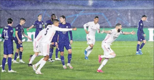  ??  ?? Benzema festeja alborozado el golazo que permitió a los blancos igualar el partido con el Chelsea.