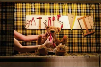  ??  ?? Spectacle de marionnett­es avec Nui, un doudou tout doux et plein d’amour, mercredi 26 avril au Drakkar à Neuville. (Photo : compagnie Hop ! Hop ! Hop !)