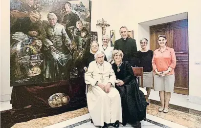  ?? TrsAmCcn Fmo@csb F ! ?? Benet XVI amb la pintora russa Natalia Tsarkova el dia 4 al convent del Vaticà