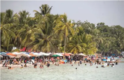  ?? ?? A República Dominicana anunciou que já superou os níveis pré-pandémicos na chegada de turistas. Ontem, esta praia, em Boca Chica, estava assim.