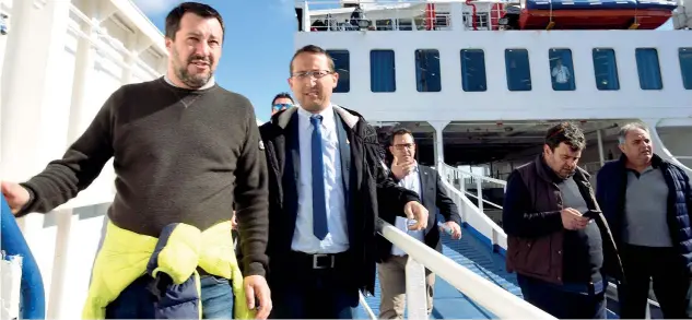  ?? (Lapresse) ?? In mare Il vicepremie­r leghista e ministro dell'interno Matteo Salvini, 45 anni, ieri sul traghetto da Palau verso l'isola della Maddalena, durante il suo tour elettorale per le Regionali in Sardegna