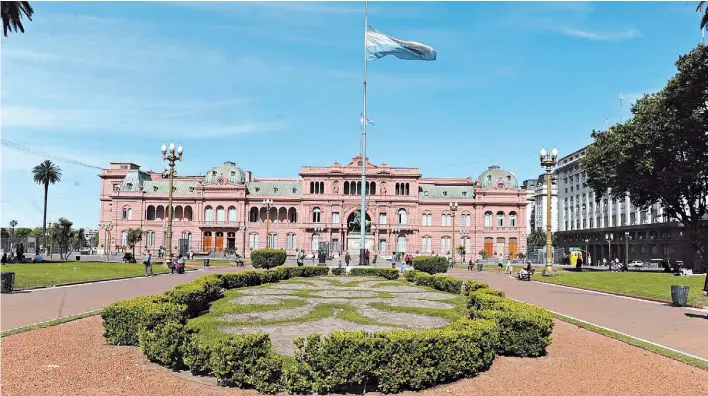  ?? GUILLERMO RODRíGUEZ ADAMI ?? Casa Rosada. La Casa de Gobierno, en una imagen de ayer. Los argentinos decidirán hoy quién será el ocupante por los próximos cuatro años.