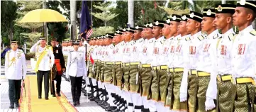  ??  ?? Sultan Nazrin inspects a guard-of-honour mounted by three officers and 103 personnel of the Royal Army Engineers Regiment. — Bernama photo