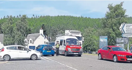  ?? Picture: Steve Macdougall. ?? A policeman keeps traffic flowing in the accident’s aftermath, amid growing tailbacks due to the road closure.