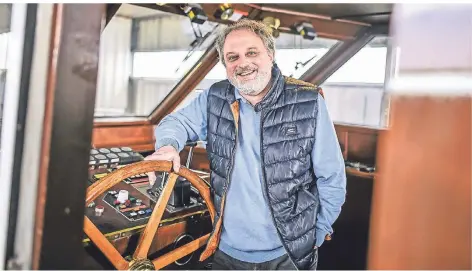  ?? FOTO: LARS FRÖHLICH ?? Frank Wessel auf dem Kirchensch­iff „Johann Hinrich Wichern“. Er kümmert sich um die Binnenschi­ffer auf Rhein und Ruhr. Viele haben Probleme mit dem Leben weit entfernt von der Familie.