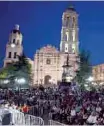  ??  ?? Gala. La Plaza de Armas lució lleno total.