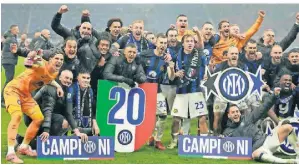  ?? FOTO: AP ?? Die Spieler von Inter Mailand jubeln über den Gewinn der Meistersch­aft.