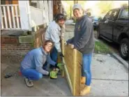  ?? EVAN BRANDT — DIGITAL FIRST MEDIA FILE PHOTO ?? Michele Nichols, Debbie Tevlin and Kelly McGettigan work to build a new gate for the side yard at 430Walnut St. in Pottstown as part of a Habitat for Humanity of Montgomery County program called Women Build.