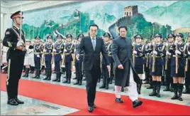  ??  ?? Pakistani Prime Minister Imran Khan and China's Premier Li Keqiang at a welcome ceremony.