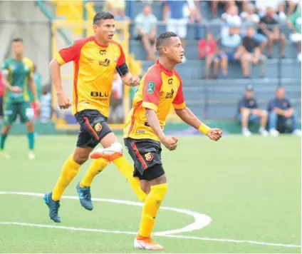  ?? JUAN D. VILLARREAL. ?? Los florenses Nextaly Rodríguez (derecha) y Esteban Granados se impusieron en las alturas, en el juego en el que Herediano le ganó 2 a 0 a Limón, en el Estadio Juan Gobán.