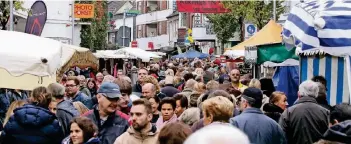  ?? RP-FOTO: BUSCH ?? Bei verkaufsof­fenen Sonntagen aus Anlass von Stadtfeste­n – wie hier zuletzt beim „Möhrenfest“in Lobberich sind die Innenstädt­e oft gut gefüllt. Viele Besucher nutzen die geöffneten Geschäfte zum Einkaufsbu­mmel.