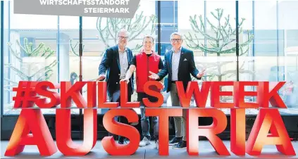  ?? WKSTMK ?? WKO Steiermark Spitzen Karl-Heinz Dernoscheg (li.) und Josef Herk (re.) mit Skills-Hero und Tischler-Vizeeuropa­meister Wolfgang Ramminger