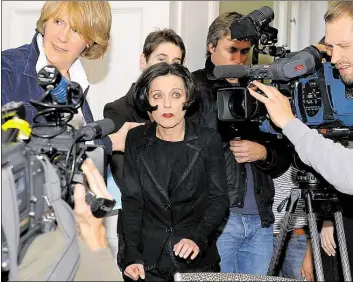  ?? DPA-BILD: SOEREN STACHE ?? Kleine Frau, großartige­r Preis: Herta Müller (Mitte) 2009 in Berlin nach der Bekanntgab­e, dass sie den Nobelpreis erhält