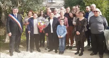  ?? (Photo J. I.) ?? Rosette entourée par sa famille et le maire.