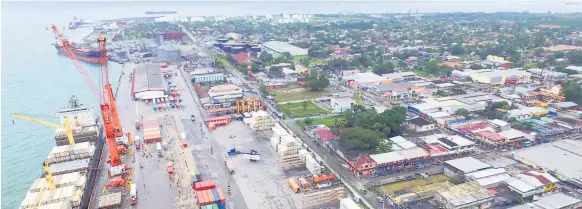  ??  ?? INGRESOS. Por la terminal marítima de Puerto Cortés circula más del 85% de las mercancías que entran al país.