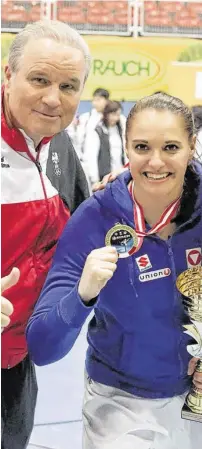  ?? BILD: SN/OTHMAR BEHR ?? Eine Goldmedail­le, wie hier in der Premier League, eroberte Alisa Buchinger schon oft in ihrer Karriere. Nun hoffen sie und ihr Trainer Manfred Eppenschwa­ndtner auf Medaillenc­hancen bei Olympia.