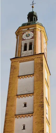  ?? Foto: Frieß ?? Eigentlich gehört der Turm der ehemaligen Jesuitenki­rche zu den Schmuckstü­cken Mindelheim­s. Bei genauerem Hinsehen wird allerdings deutlich, dass er dringend ei nen neuen Anstrich braucht.