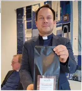  ?? FOTO: MARIA STEINSVIK KRONVALD ?? Peter Vang fikk en passende gave fra staben i Nordreisa menighet: kantorkaff­e fra Kaffekiin.