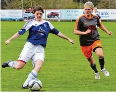  ?? Foto: Betina Hofstetter ?? Zweikampfs­iegerin: Mönstetten­s Corinna Hämmerle kann den Ball vor Annika Bücherl aus Batzenhofe­n spielen.