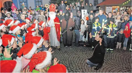  ?? FOTO: ROLAND RAY ?? Lieder für Sankt Nikolaus: Zur Eröffnung des Weihnachts­markts Schloss Großlauphe­im singen auch dieses Jahr Grundschul­kinder.