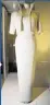  ??  ?? Die mit Perlen bestickte Robe von Catherine Walker trug Diana 1989 während eines Besuchs in Hongkong (l.). Glanzstück der Ausstellun­g ist das nachtblaue Samtkleid von Victor Edelstein, in dem Diana 1985 beim Bankett im Weißen Haus mit John Travolta...