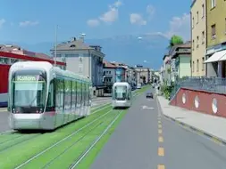  ??  ?? Scenario Un rendering con i tram lungo le corsie metrobus in via Druso