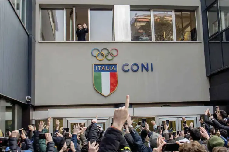  ??  ?? Christian Eriksen hilser på Inters fans i forbindels­e med sit laegetjek mandag i Milano. Foto: Carlo Cozzoli/PA Images/Ritzau Scanpix