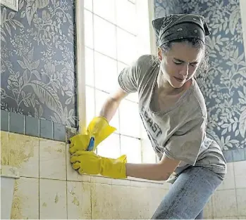  ?? ?? La actriz Margaret Qualley protagoniz­a la serie Las cosas por limpiar, de Netflix.